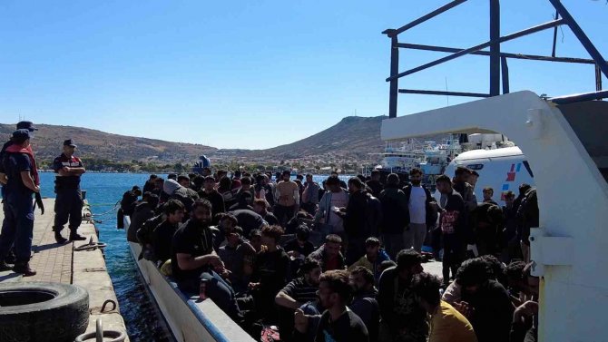 İ̇zmir Açıklarında 300 Düzensiz Göçmen Yakalandı