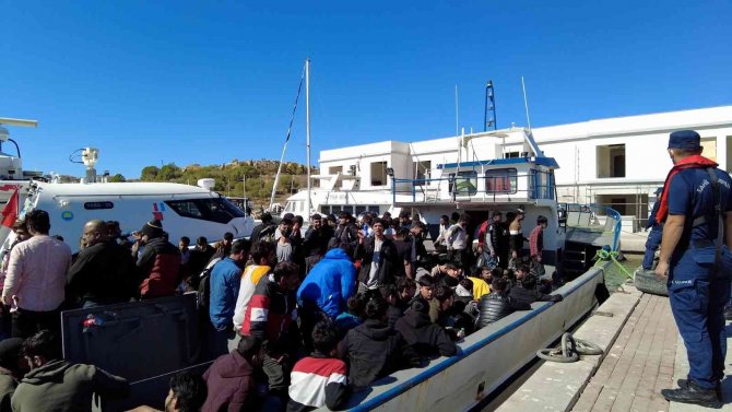 İ̇zmir Açıklarında 300 Düzensiz Göçmen Yakalandı
