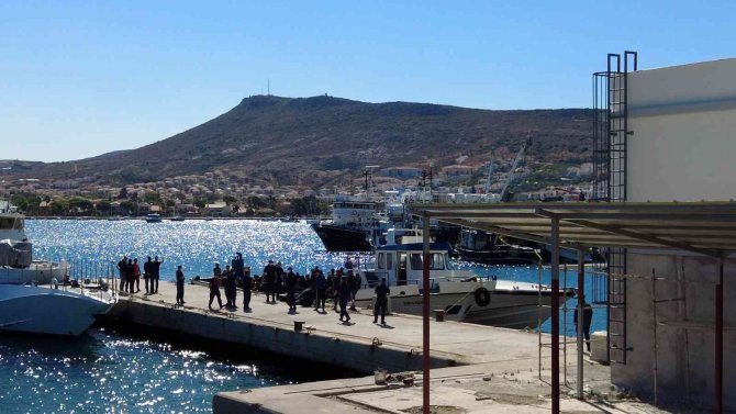 İ̇zmir Açıklarında 300 Düzensiz Göçmen Yakalandı