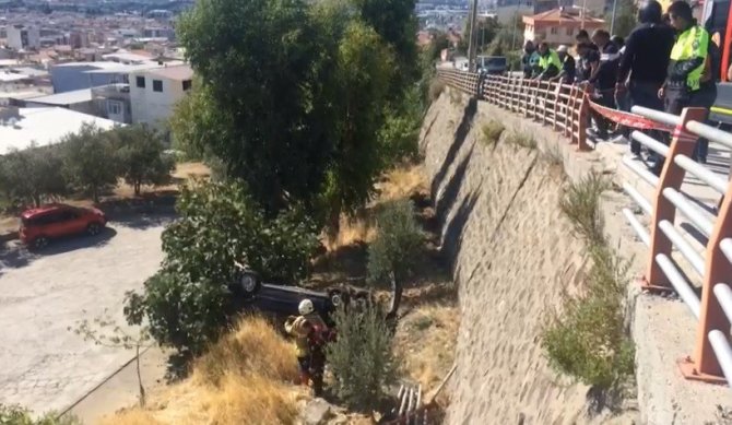 Otomobiliyle Yaklaşık 6 Metrelik İstinat Duvarından Aşağı Düştü