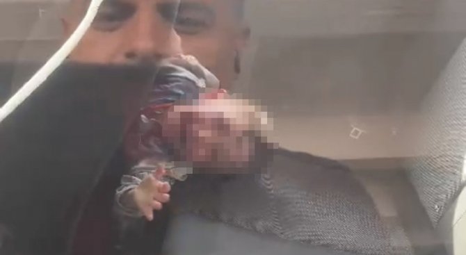 İ̇zmir’de Otomobilde Kilitli Kalan Çocuğu İtfaiye Kurtardı