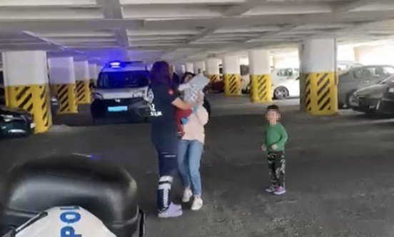İ̇zmir’de Otomobilde Kilitli Kalan Çocuğu İtfaiye Kurtardı