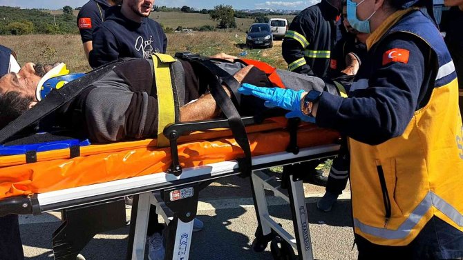 Hafif Ticari Araç İle Otomobil Çarpıştı: 3 Yaralı