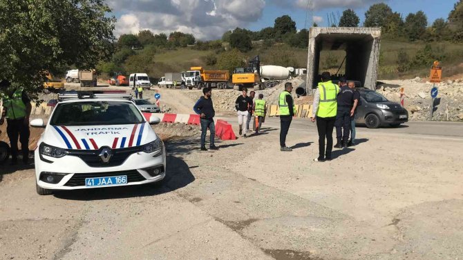 Servis Minibüsü İle Kamyon Çarpıştı: 1’i Çocuk 5 Yaralı