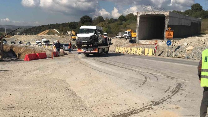 Servis Minibüsü İle Kamyon Çarpıştı: 1’i Çocuk 5 Yaralı