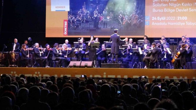 Bakan Ersoy, ‘Senfoni İle Nejat Ertaş Türküleri’ Konserine Katıldı