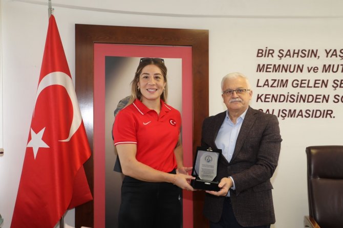Şampiyon Güreşçi Yasemin Adar Yiğit Burhaniye’ye Konuk Oldu