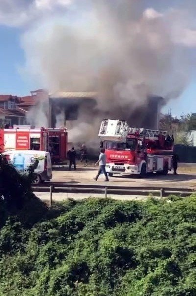 Bahçede Çıkan Yangın Eve Sıçradı, İtfaiye Seferber Oldu
