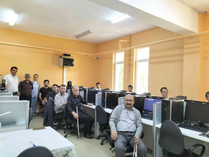 Görme Engellilere Bilgisayar İ̇şletmenliği Eğitimi Kursu