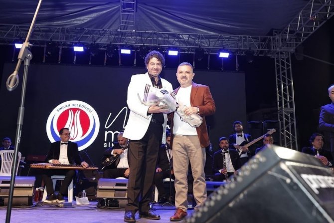 Sanatçı Hakan Taşıyan Sincan’da Konser Verdi