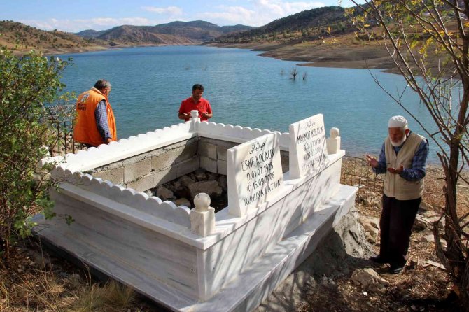 Kuraklığın Ortaya Çıkardığı Mezarı Mermerle Çevirdiler