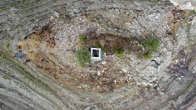 Kuraklığın Ortaya Çıkardığı Mezarı Mermerle Çevirdiler