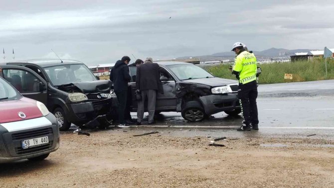 Sivas’ta Otomobil İle Hafif Ticari Araç Çarpıştı: 2 Yaralı