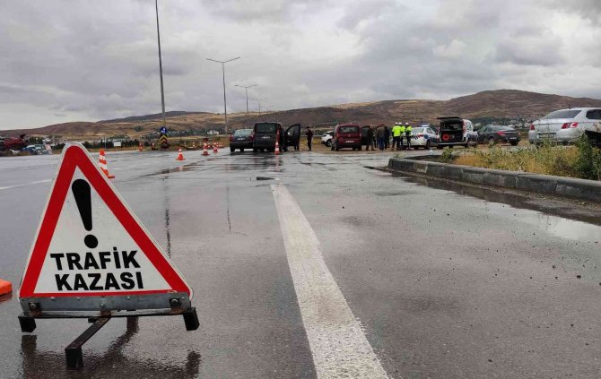 Sivas’ta Otomobil İle Hafif Ticari Araç Çarpıştı: 2 Yaralı