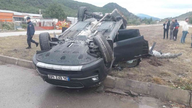 Kamyonetin Çarptığı Cip Takla Attı: 2 Yaralı