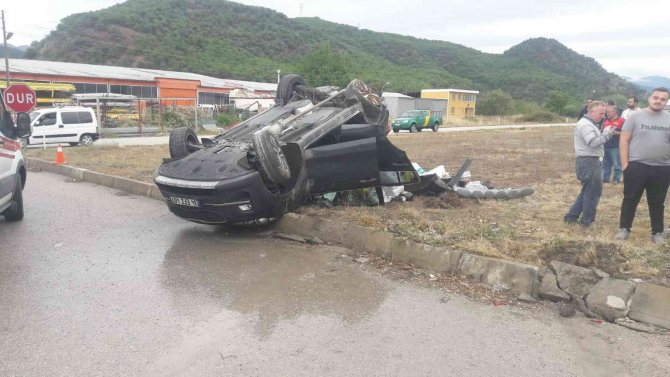 Kamyonetin Çarptığı Cip Takla Attı: 2 Yaralı