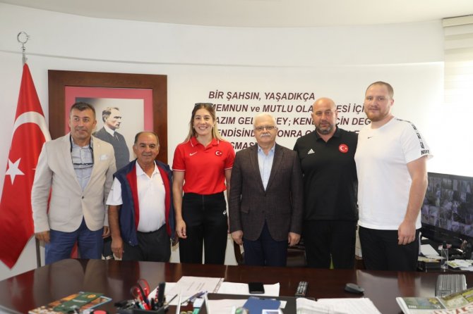 Şampiyon Güreşçi Yasemin Adar Yiğit Burhaniye’ye Konuk Oldu