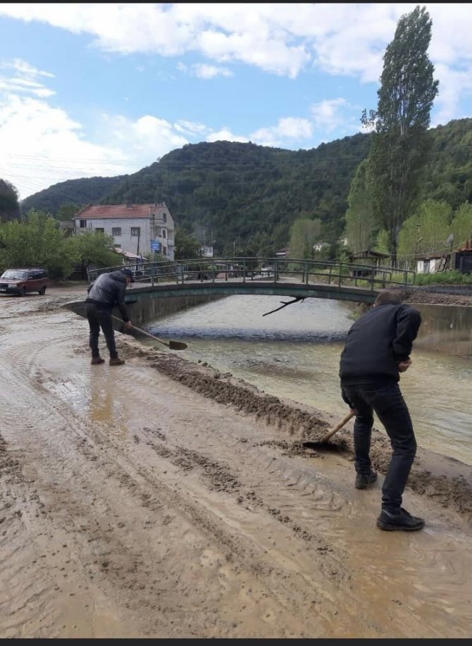 Dere Taşkını Sonrası Ekipler Çalışma Başlattı