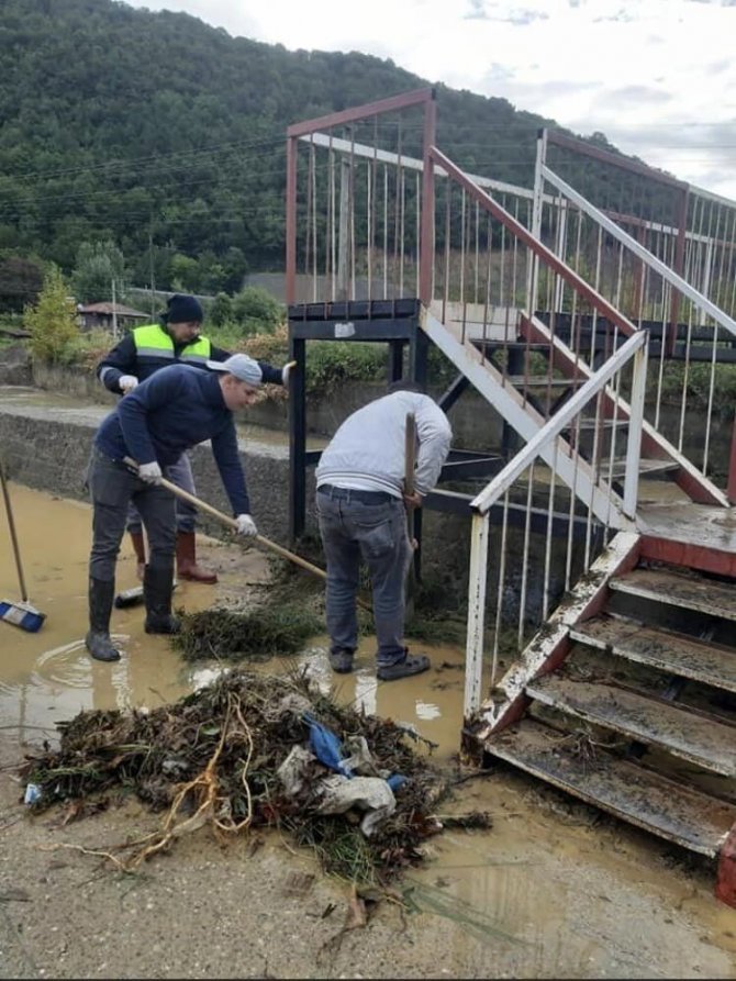 Dere Taşkını Sonrası Ekipler Çalışma Başlattı