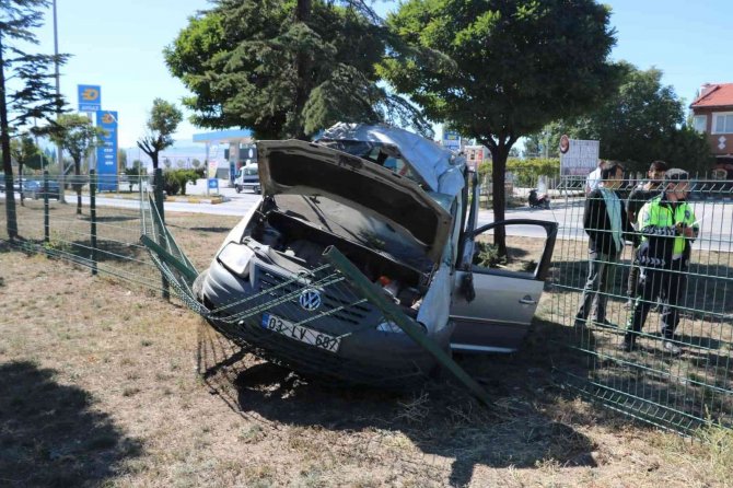 Takla Atıp Hurdaya Dönen Araçtan Sürücü Burnu Bile Kanamadan Çıktı