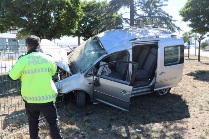 Takla Atıp Hurdaya Dönen Araçtan Sürücü Burnu Bile Kanamadan Çıktı