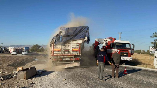 Sıcak Asfalt Yüklü Tanker İle Çekirdek Yüklü Tır Çarpıştı