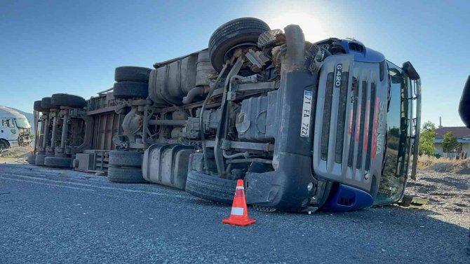 Sıcak Asfalt Yüklü Tanker İle Çekirdek Yüklü Tır Çarpıştı