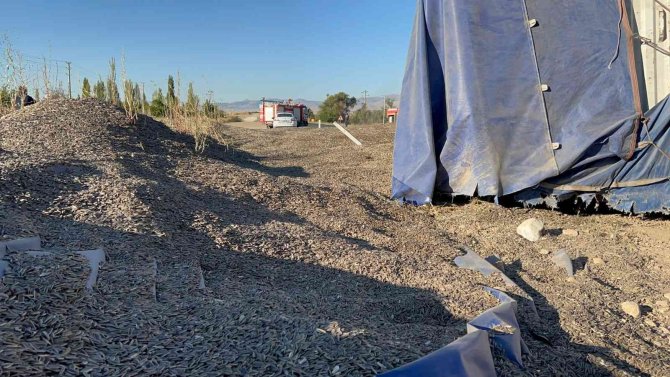 Sıcak Asfalt Yüklü Tanker İle Çekirdek Yüklü Tır Çarpıştı