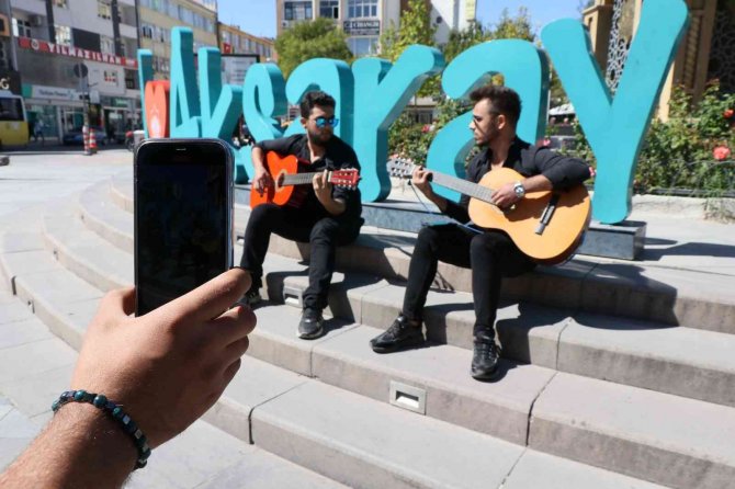 Aksaray Sokaklarında “Neredesin Sen” Türküsüyle Neşet Ertaş’ı Andılar