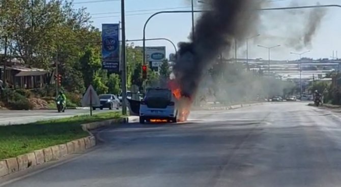 Çıkan Yangında Alev Topuna Dönen Araç Kullanılamaz Hale Geldi