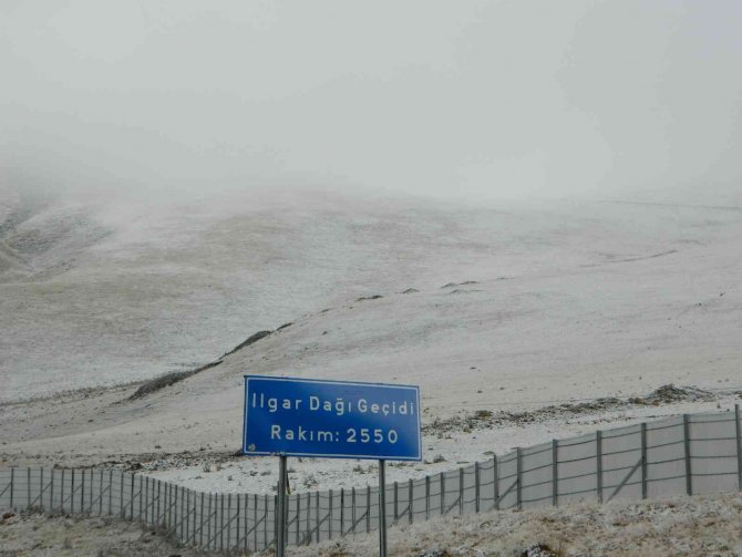 Posof’ta Yüksek Kesimlere Mevsimin İlk Karı Yağdı