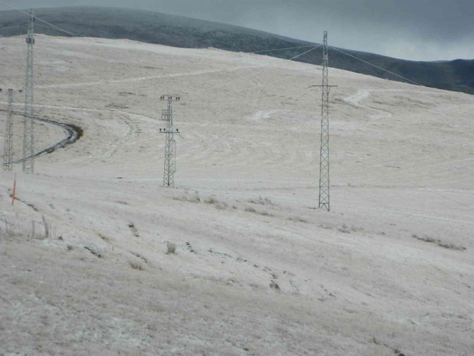 Posof’ta Yüksek Kesimlere Mevsimin İlk Karı Yağdı