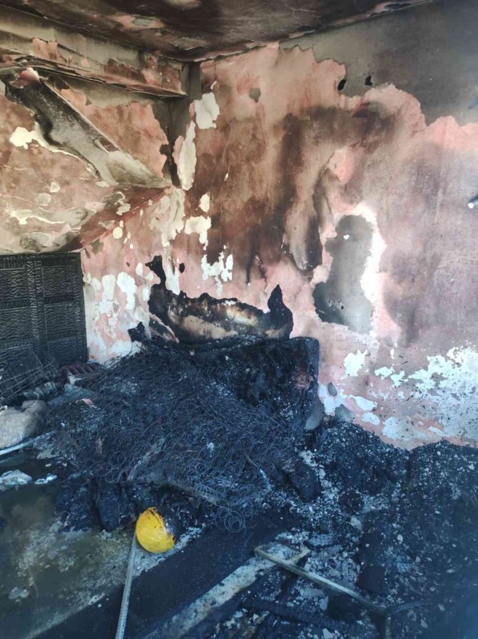 Kuşadası’ndaki Ev Yangına İtfaiye Hızlı Müdahale Etti