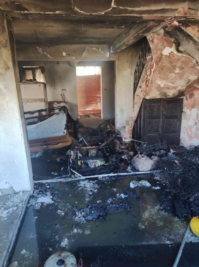 Kuşadası’ndaki Ev Yangına İtfaiye Hızlı Müdahale Etti