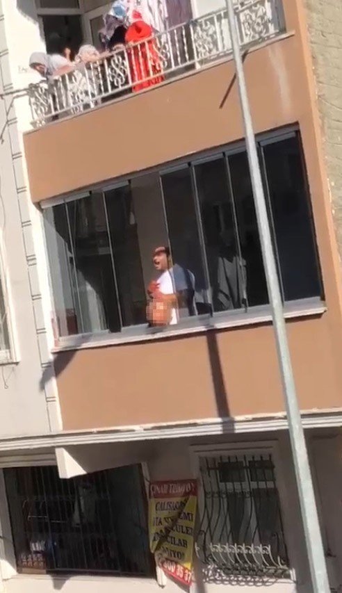 Annesini Öldürdü, Kafasını Balkondan Aşağı Attı, O Anlar Kameraya Yansıdı