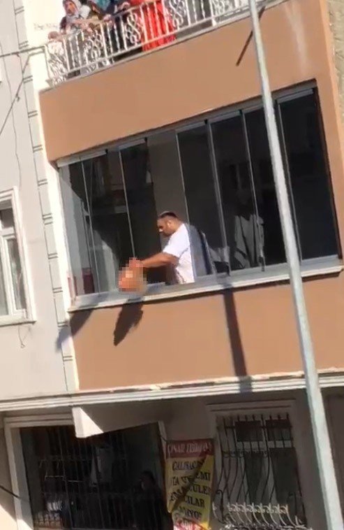Annesini Öldürdü, Kafasını Balkondan Aşağı Attı, O Anlar Kameraya Yansıdı