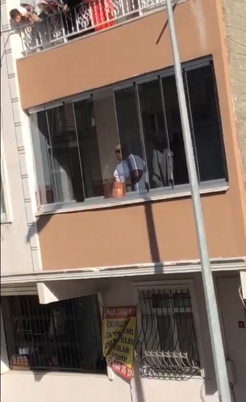 Annesini Öldürdü, Kafasını Balkondan Aşağı Attı, O Anlar Kameraya Yansıdı