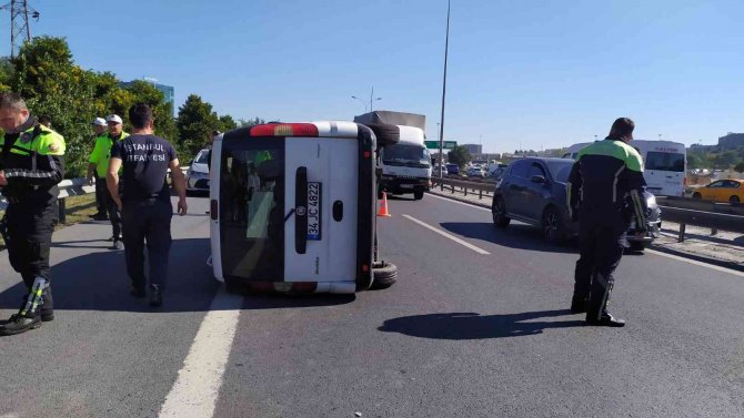 Bahçelievler’de Otomobil Şerit Değiştirdiği Esnada Kaza Yaptı: 3 Yaralı