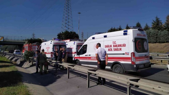 Bahçelievler’de Otomobil Şerit Değiştirdiği Esnada Kaza Yaptı: 3 Yaralı