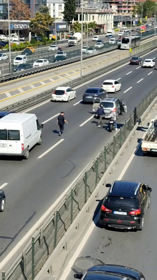E-5’in Ortasında Sürücü, Aracını Tartıştığı Diğer Sürücünün Üzerine Sürdü