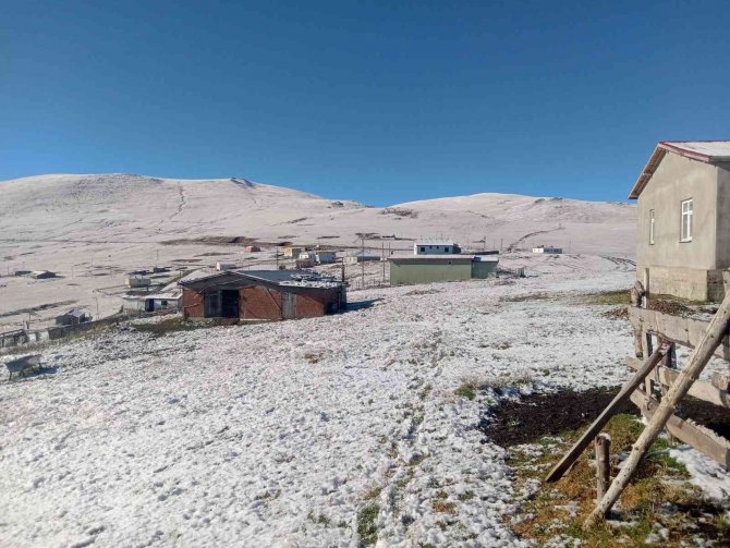 Bayburt’un Yüksek Kesimlerinde Kar Etkili Oldu