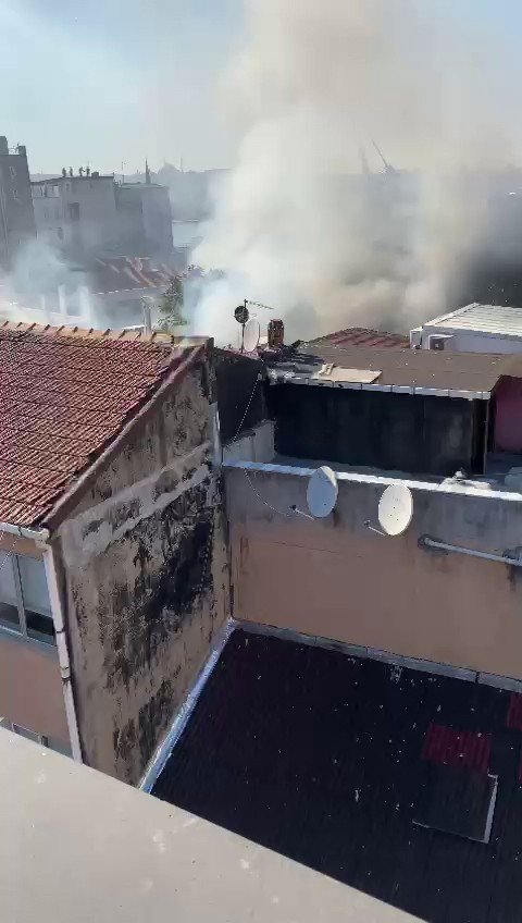 Beyoğlu’nda Boya İmalathanesinde Korkutan Yangın