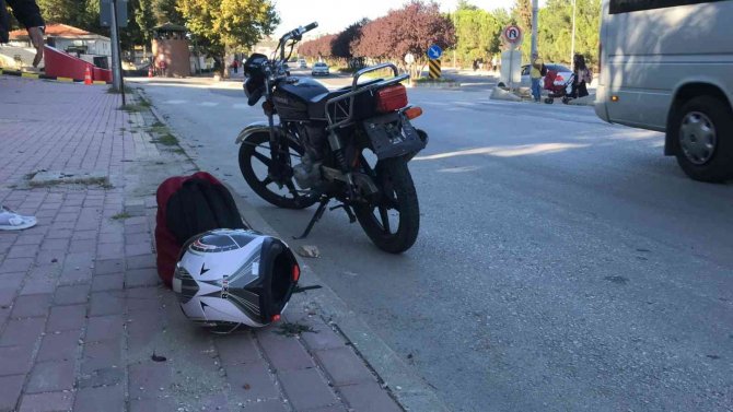 Bilecik’te Motosiklet Yayaya, Motosiklete De Otomobil Çarptı: 2 Yaralı