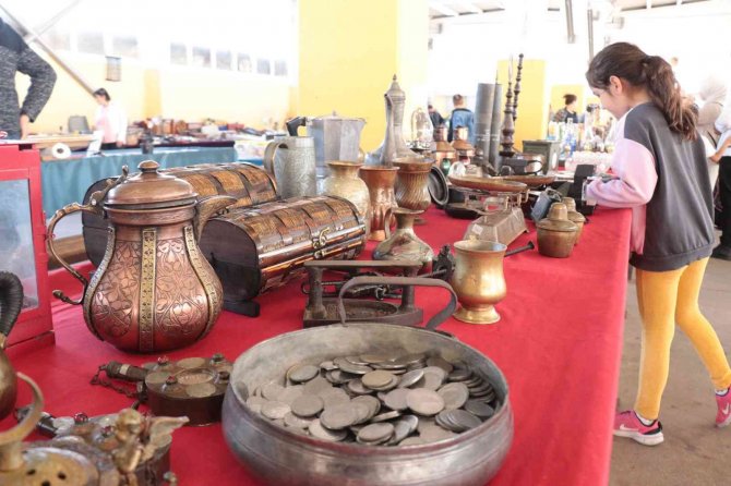 Antika Pazarı’nda Ürünler Yoğun İlgi Görüyor