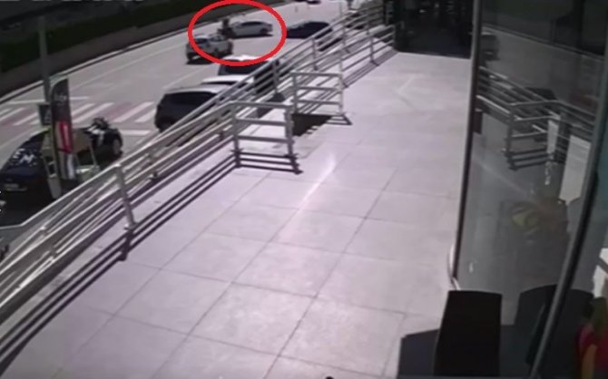 Kazada Motosikletin Üzerinden Uçan Sürücü Yaralandı