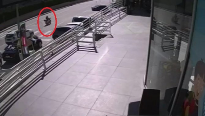 Kazada Motosikletin Üzerinden Uçan Sürücü Yaralandı