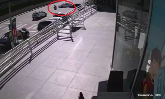 Kazada Motosikletin Üzerinden Uçan Sürücü Yaralandı