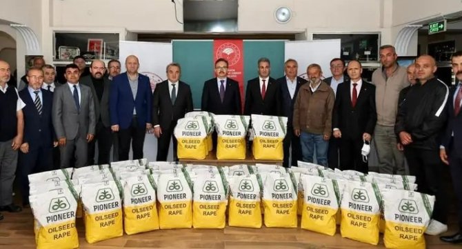 Çiftçilere Kanola Tohumu Dağıtıldı