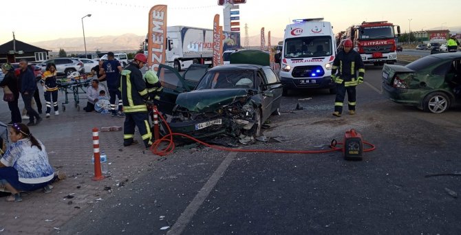 Lastiği Patlayan Otomobil Karşı Şeride Geçip Dehşet Saçtı: 1 Bebek Öldü, 3’ü Çocuk 9 Kişi Yaralandı