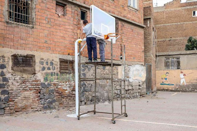 Diyarbakır’da Çocukların Fiziksel Gelişimine Katkı İçin Okullara 400 Pota İnşa Ediliyor